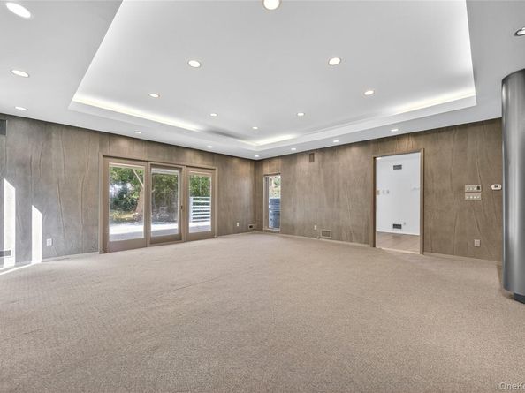 39 Hummingbird Drive, East Hills NY 11576