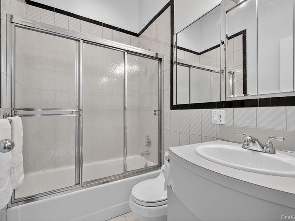 39 Hummingbird Drive, East Hills NY 11576