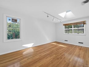 39 Hummingbird Drive, East Hills NY 11576