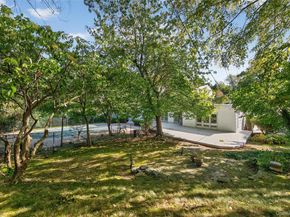 39 Hummingbird Drive, East Hills NY 11576
