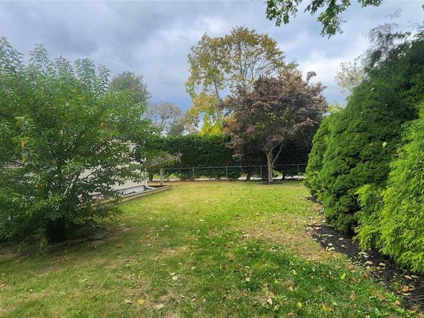8 Astoria Road, Mastic Beach NY 11951