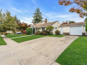 4 Greenway Drive, Syosset NY 11791