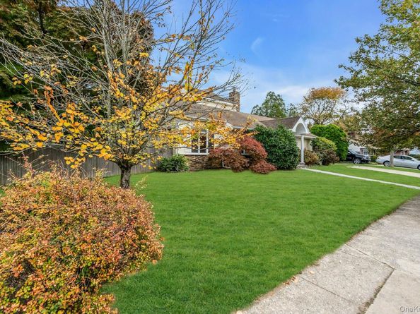 4 Greenway Drive, Syosset NY 11791