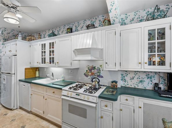 338 Bauer Place, Mineola NY 11501