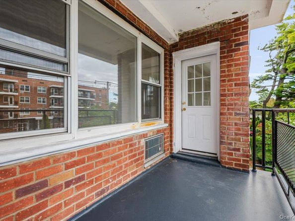 99 Randall Avenue 2J, Freeport NY 11520