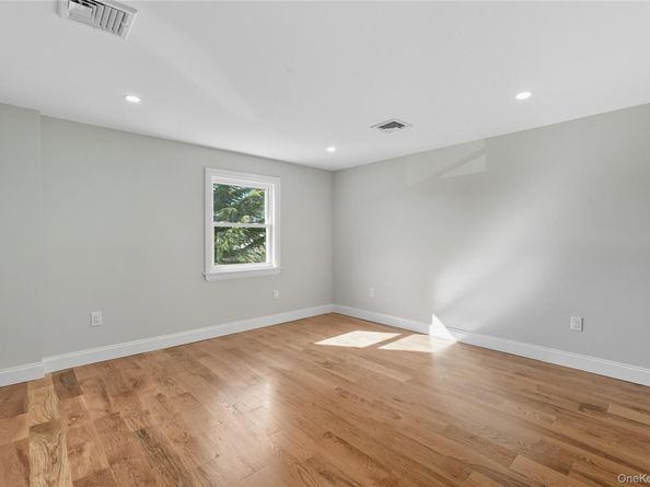 45 Venetian Prom, Lindenhurst NY 11757