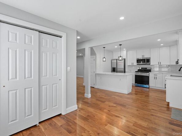 45 Venetian Prom, Lindenhurst NY 11757