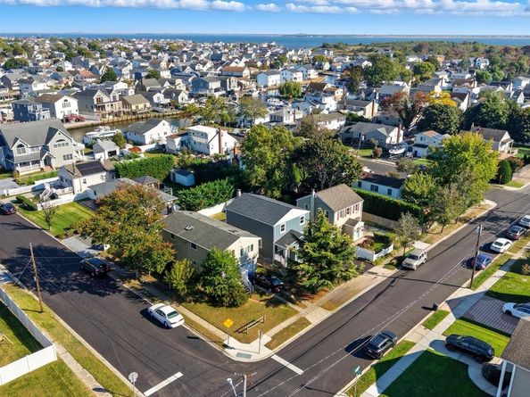 45 Venetian Prom, Lindenhurst NY 11757