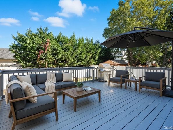 45 Venetian Prom, Lindenhurst NY 11757