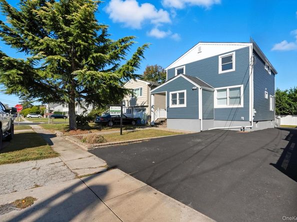 45 Venetian Prom, Lindenhurst NY 11757