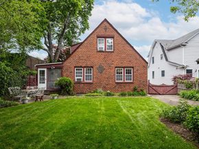 189 Meadowsweet Road, Mineola NY 11501