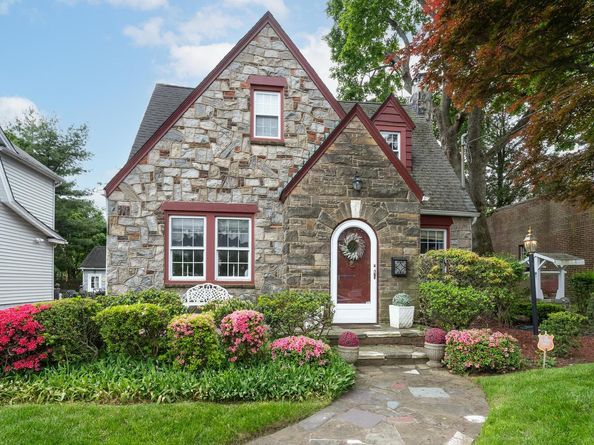 189 Meadowsweet Road, Mineola NY 11501