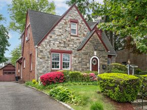 189 Meadowsweet Road, Mineola NY 11501
