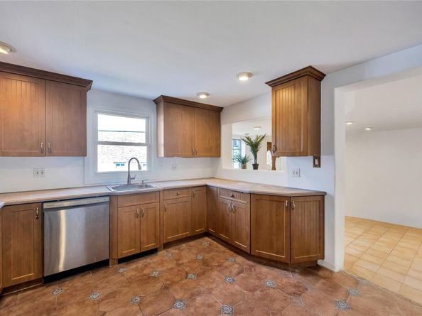 10 Carol Drive, Bethpage NY 11714