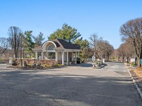 14 Hamlet Drive, Hauppauge NY 11788