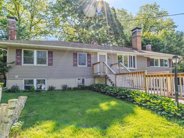 218 Cliff Road W, Wading River NY 11792