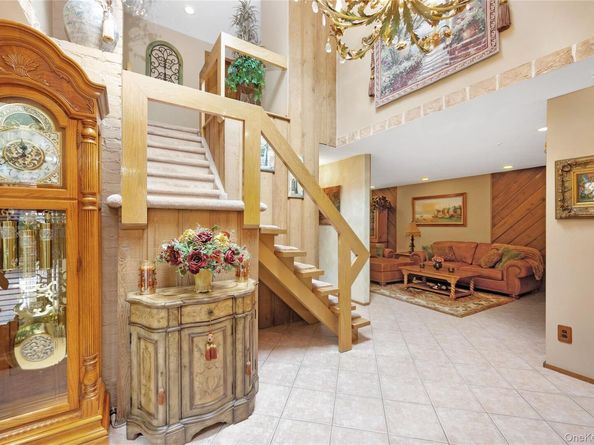 5 Oak Brook Lane, North Merrick NY 11566