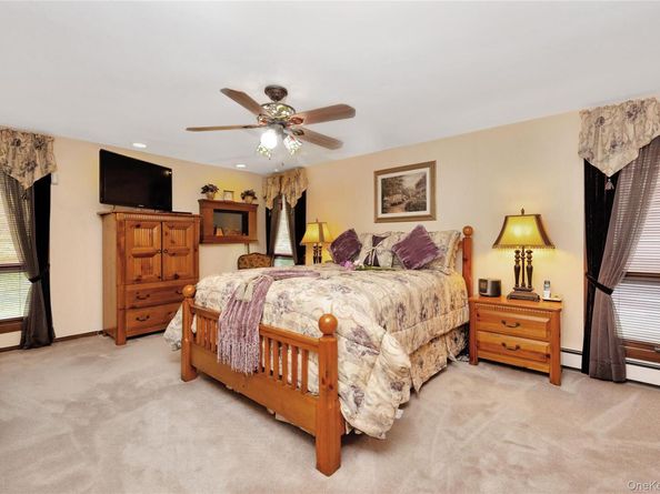 5 Oak Brook Lane, North Merrick NY 11566