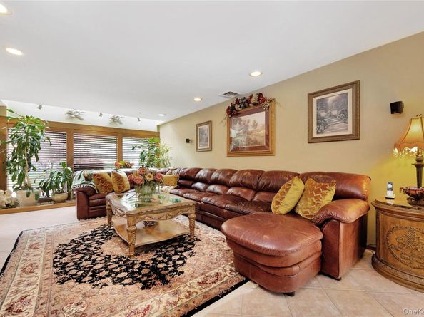 5 Oak Brook Lane, North Merrick NY 11566