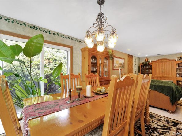 5 Oak Brook Lane, North Merrick NY 11566