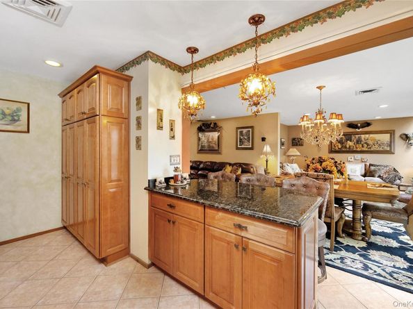 5 Oak Brook Lane, North Merrick NY 11566