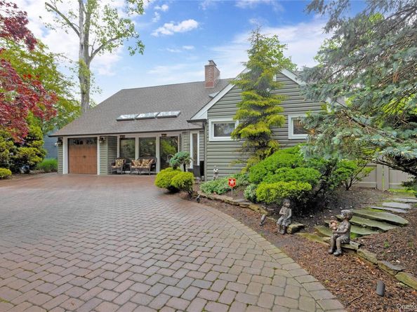 5 Oak Brook Lane, North Merrick NY 11566