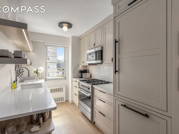 101 West 12th Street 12R, New York NY 10011
