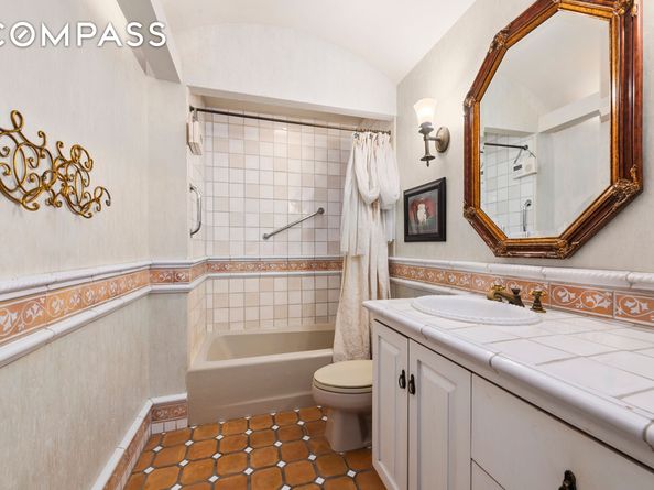 228 West 21st Street 2, New York NY 10011