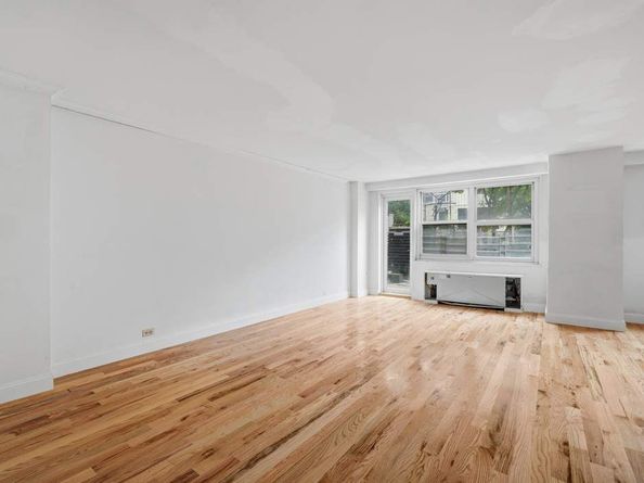360 West 22nd Street 1R, New York NY 10011