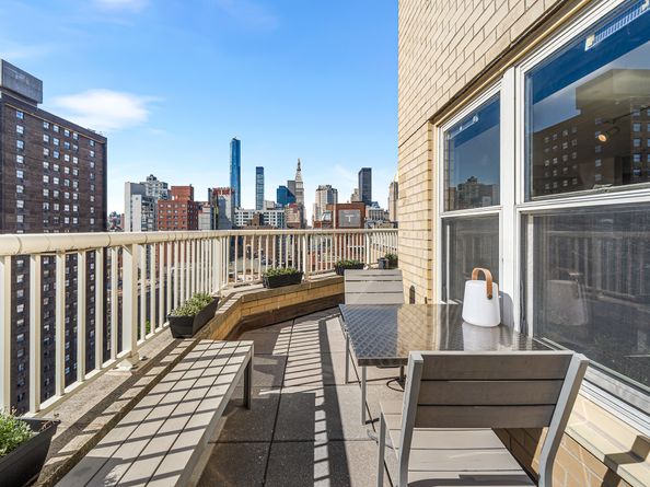 305 East 24th Street 20M, New York NY 10010
