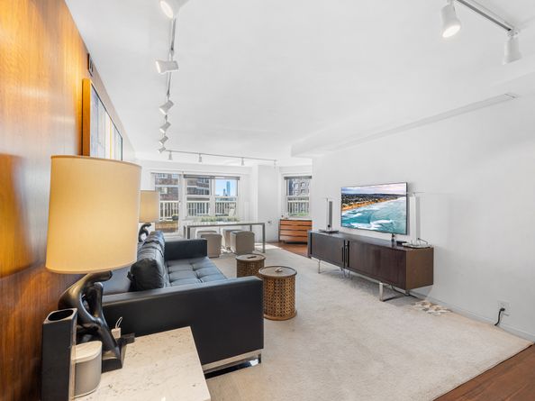 305 East 24th Street 20M, New York NY 10010