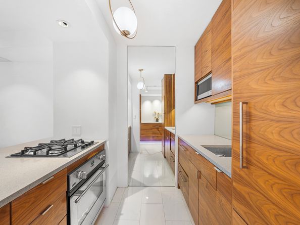 305 East 24th Street 20M, New York NY 10010