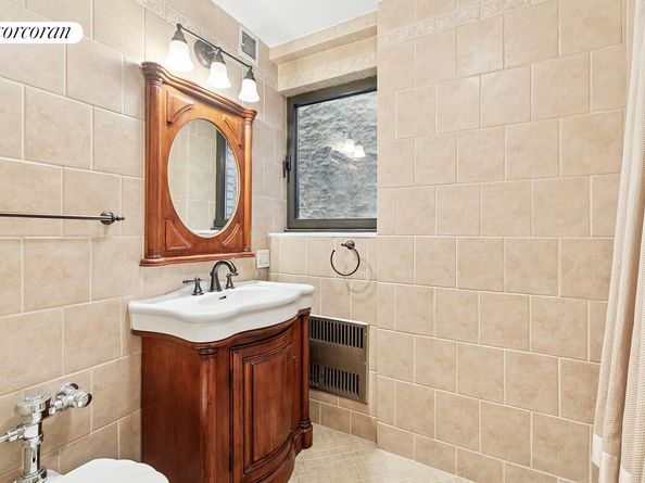 25 East 83rd Street 2E, New York NY 10028