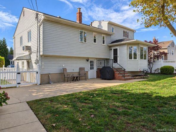 14 Glenbrook Road, Hicksville NY 11801