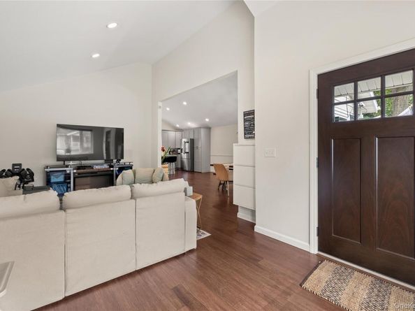 5 Charles Court, Lake Ronkonkoma NY 11779
