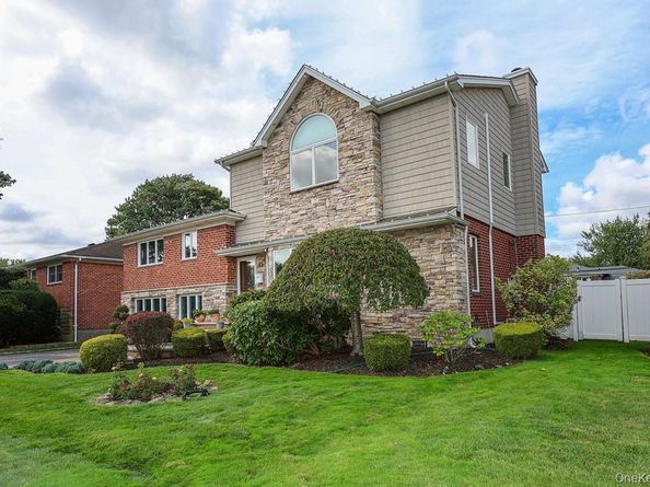 21 Kathleen Drive E, Syosset NY 11791