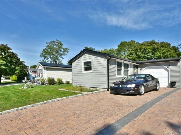 10 Greenwood Boulevard, Manorville NY 11949