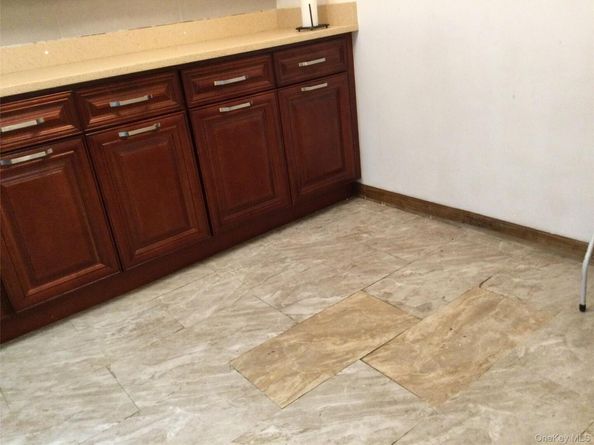 66-10 149 St 3F, Flushing NY 11367