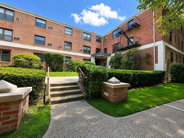 5 Terrace Circle 1H, Great Neck NY 11021