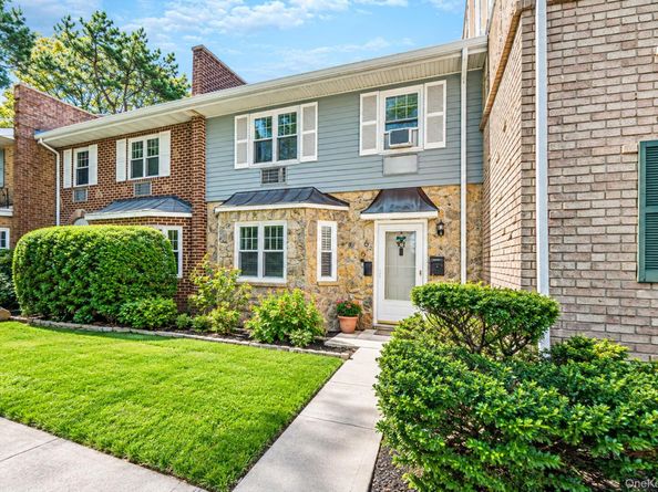 11 Glen Hollow Drive D7, Holtsville NY 11742