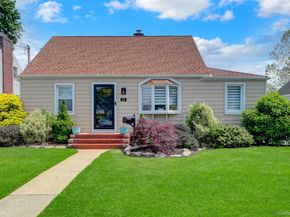 31 Locust Avenue E, Farmingdale NY 11735