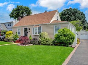 31 Locust Avenue E, Farmingdale NY 11735