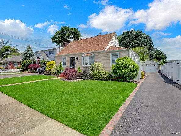 31 Locust Avenue E, Farmingdale NY 11735
