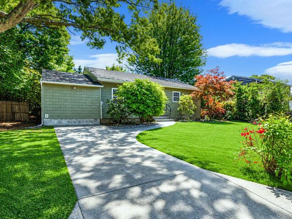 8 Wood Haven Place, East Northport NY 11731