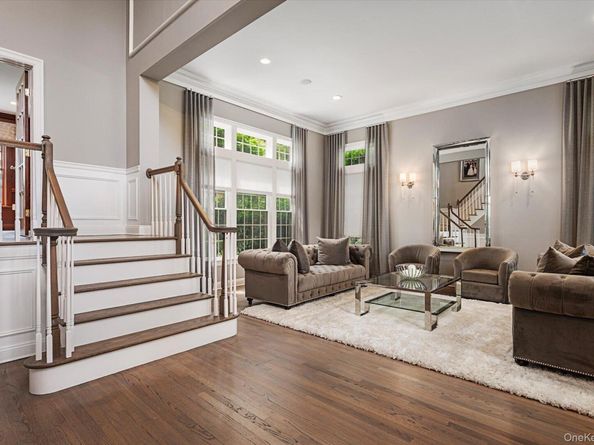 37 Legends Circle, Melville NY 11747