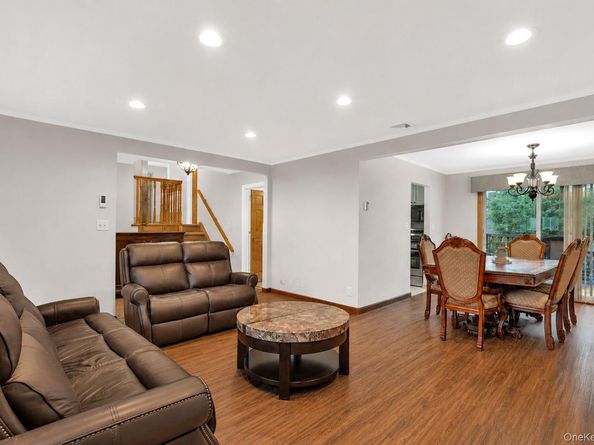 5 Cranberry Lane, Plainview NY 11803