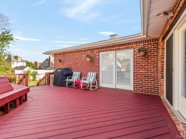 10 Greenville Court, East Rockaway NY 11518