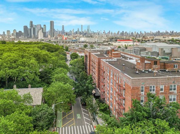 46-01 39th Avenue 106, Woodside NY 11104