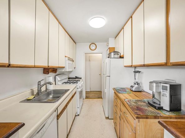 46-01 39th Avenue 106, Woodside NY 11104