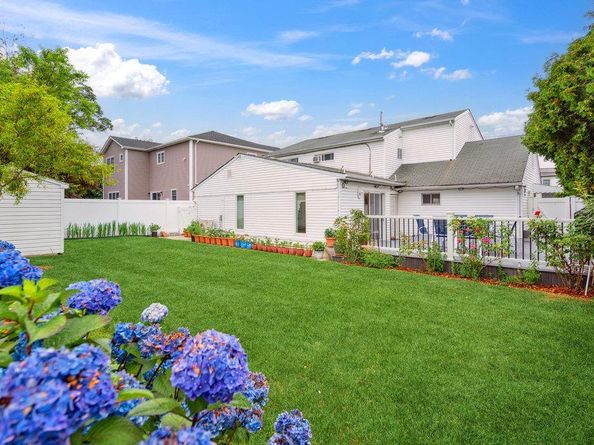11 Sunrise Street, Plainview NY 11803